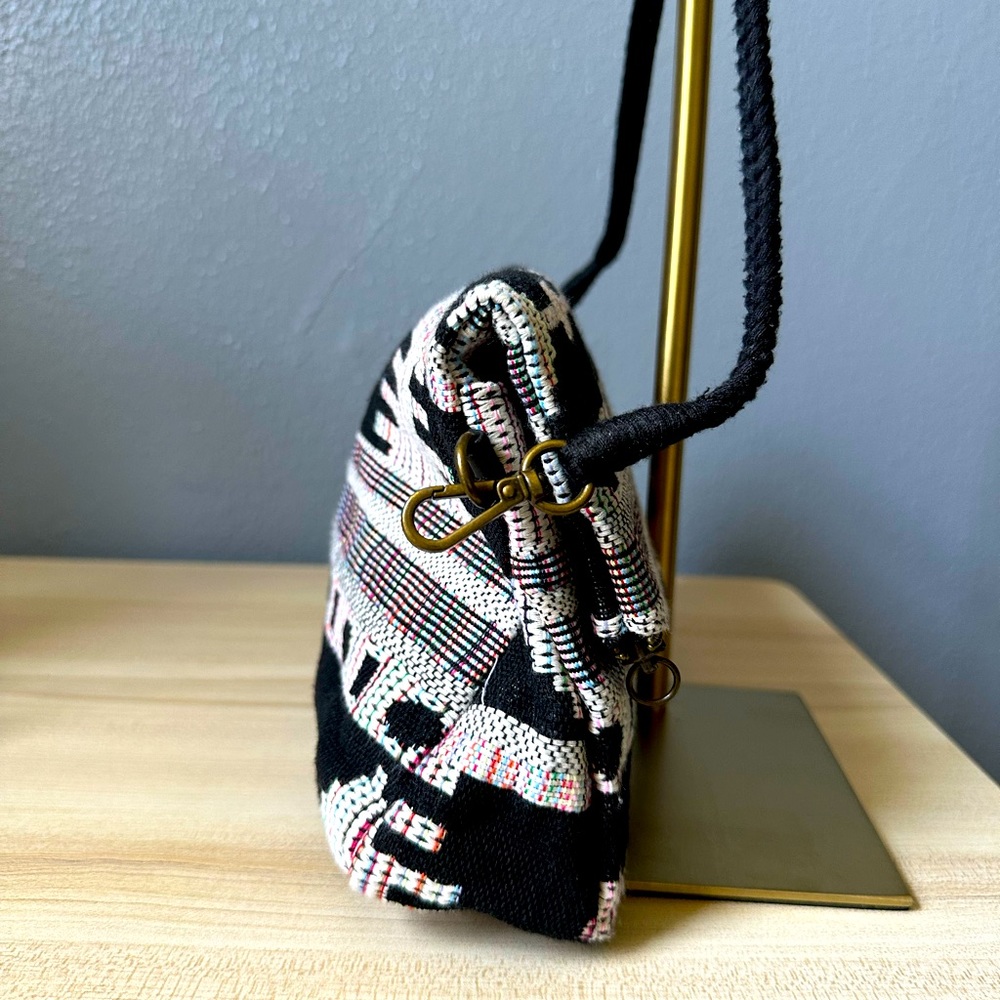 MERONA SOUTHWESTERN PATTERN CROSSBODY BAG. - Picture 4 of 9